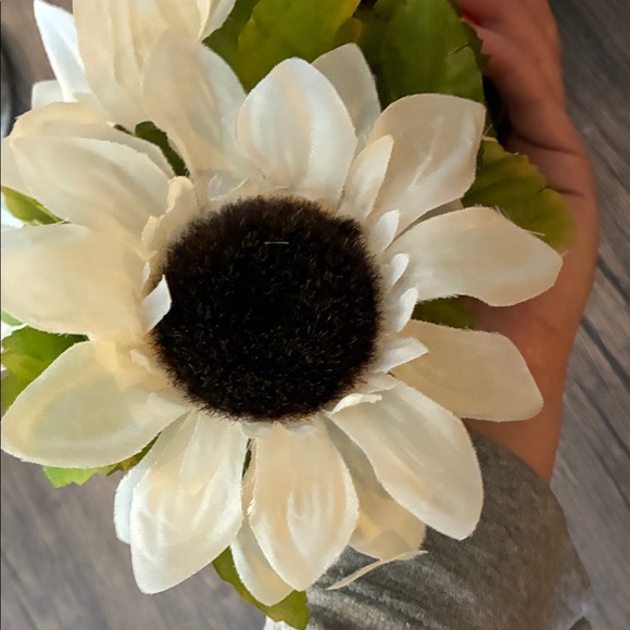 White Sunflower Garland - Picture 8 of 8